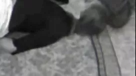 بلوند جوان با داشتن  ...