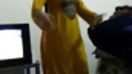 بچه نگهدار شاخی در ب ...