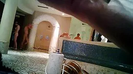 یک زن زیبا از قد بلن ...
