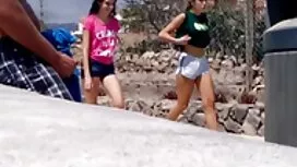 کلبه جوان Busty خودش ...
