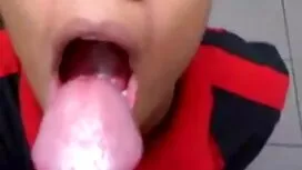 یک زن زیبا و سفید با ...